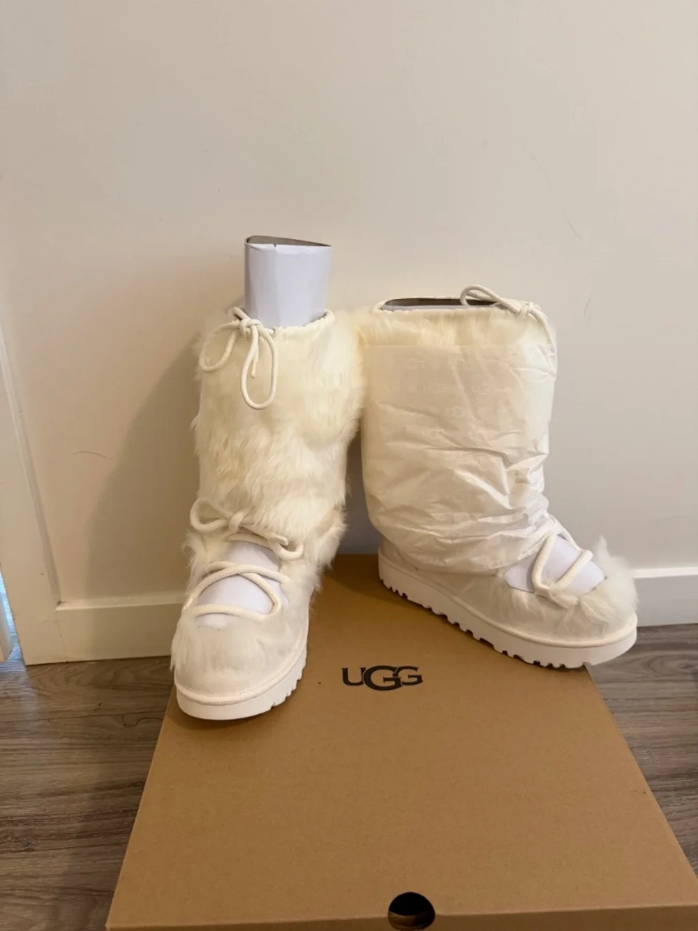 White ugg with fur